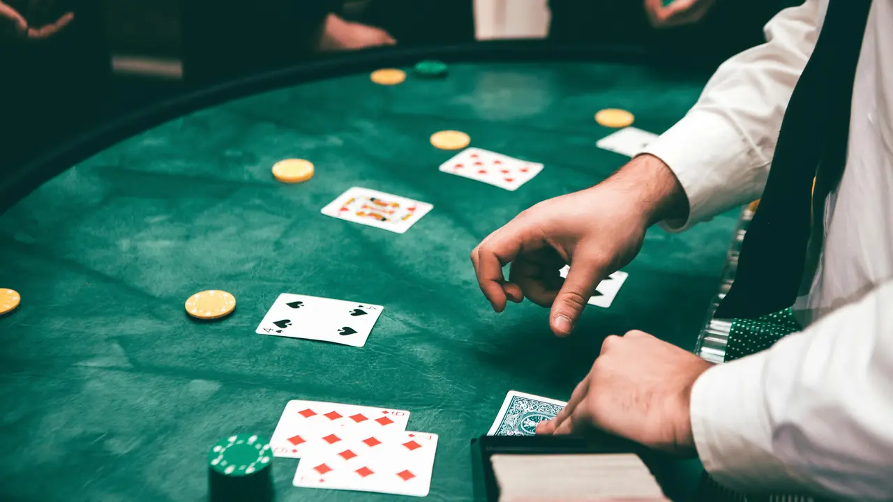 How to Play Online Poker With Friends